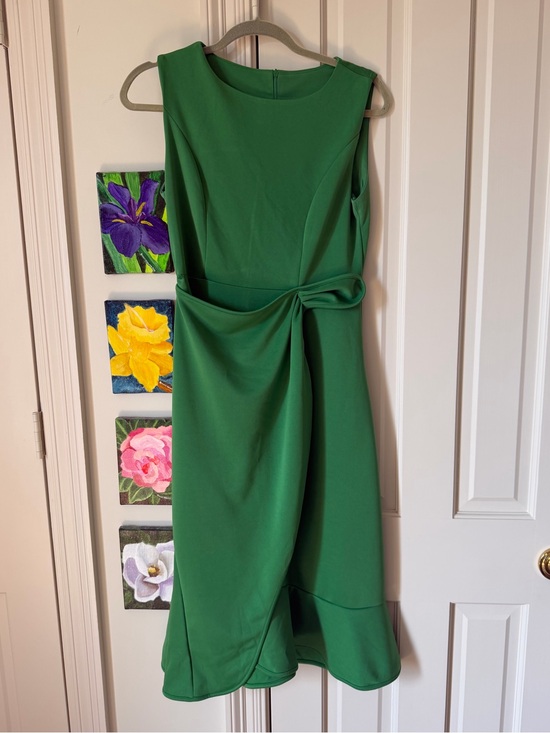 Dresses & Skirts - NWOT Sleeveless Emerald Green Knot-Detail Midi Dress